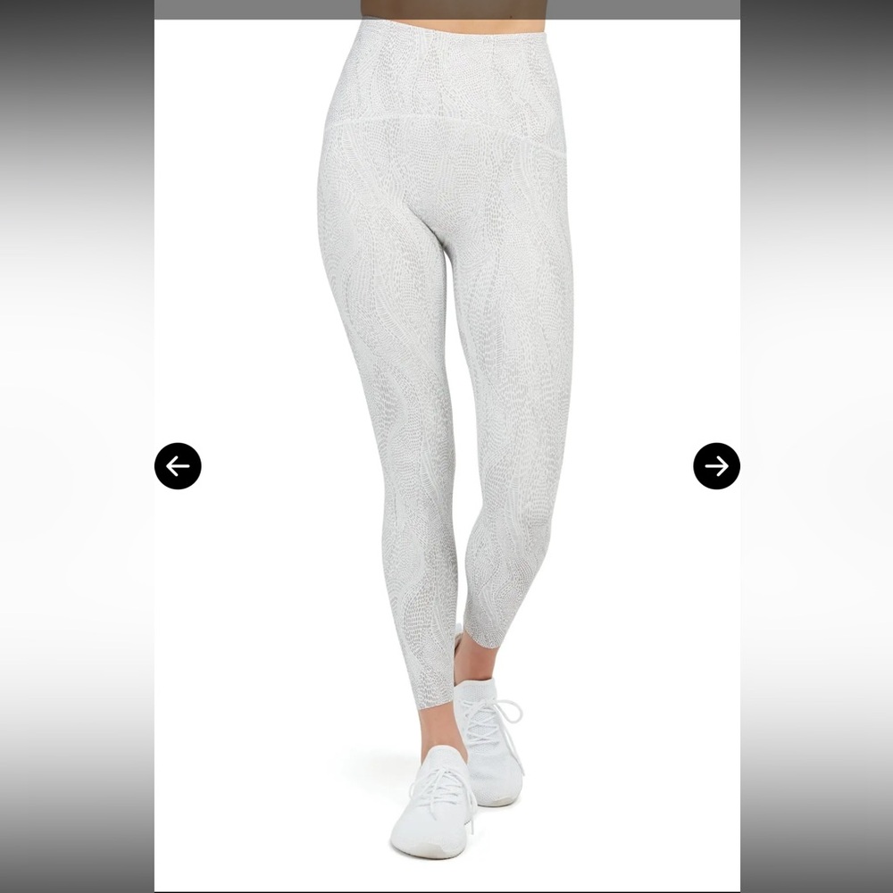 NWT Spanx Booty Boost Mosaic Active 7/8
Leggings - Grey Mosaic